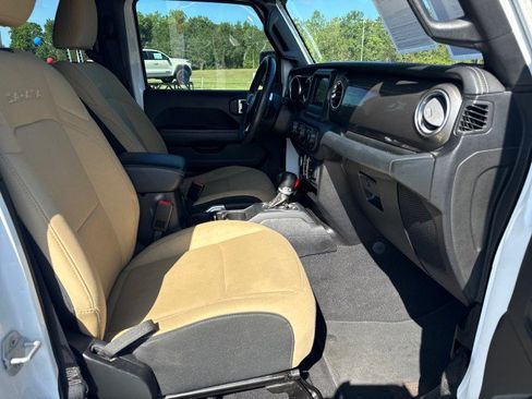 Used 2018 Jeep Wrangler Unlimited Sahara AWD/4WD image 9