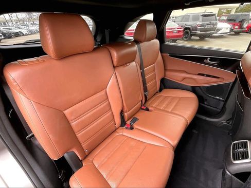 Used 2019 Kia Sorento SX image 17