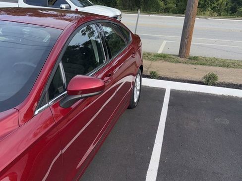 Used 2019 Ford Fusion SE FWD image 2
