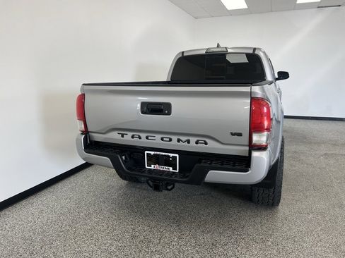 Used 2017 Toyota Tacoma TRD Sport image 6