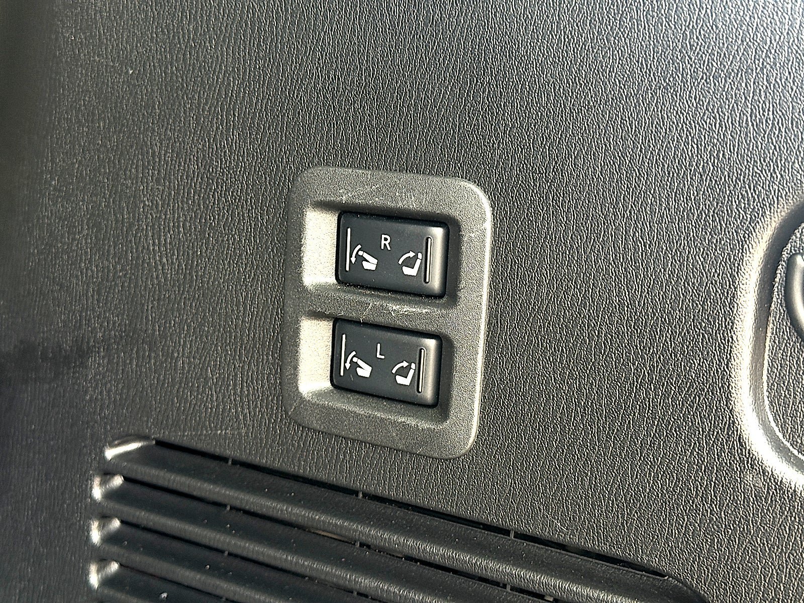 Used 2023 Nissan Armada Platinum w/ Captain's Chairs Package RWD image 27