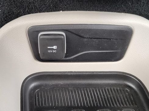 Used 2024 Chrysler Pacifica Limited FWD image 28