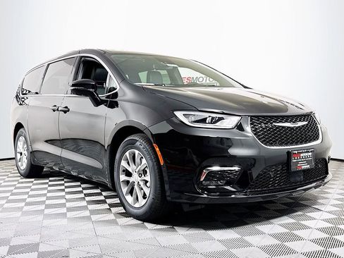 New 2026 Chrysler Pacifica Limited FWD image 1