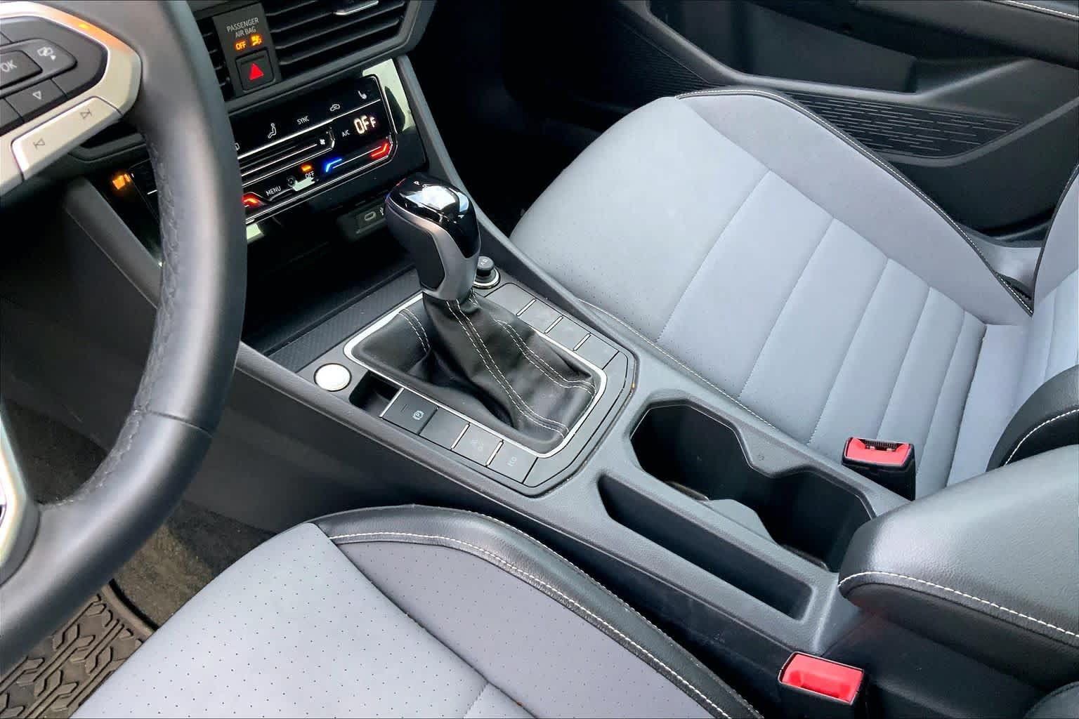 Used 2026 Volkswagen Jetta SE FWD image 16