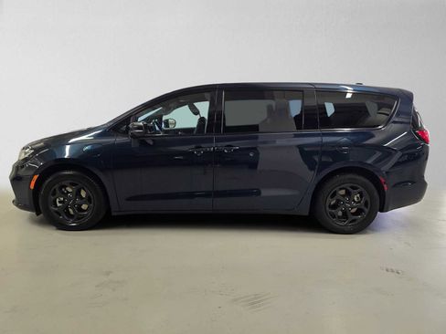 Used 2022 Chrysler Pacifica Touring-L w/ S Appearance Package FWD image 2