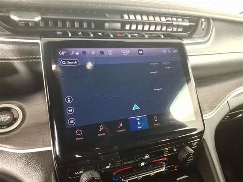 Used 2023 Jeep Grand Cherokee Limited image 19