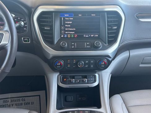 Used 2022 GMC Acadia SLT w/ Preferred Package image 3