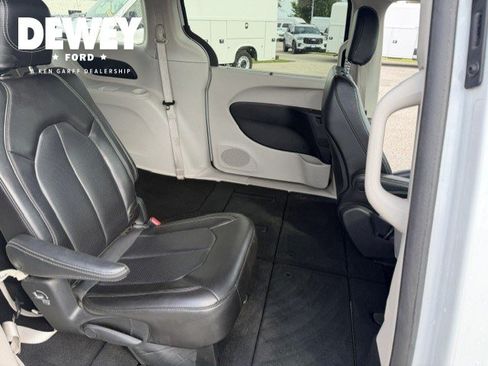 Used 2023 Chrysler Pacifica Touring-L FWD image 31