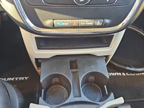 Used 2013 Chrysler Town & Country Touring image 27