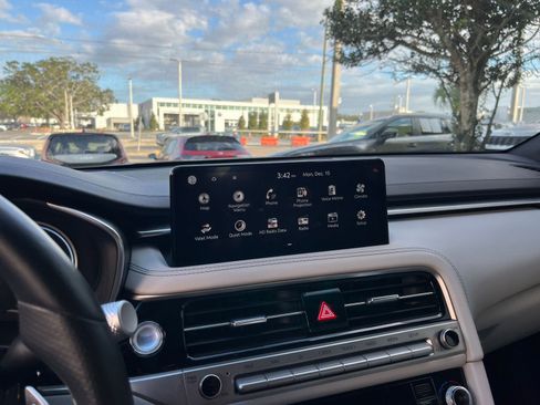 Used 2025 Genesis G70 2.5T image 21