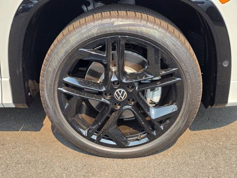 New 2026 Volkswagen Tiguan SE R-Line AWD/4WD image 9