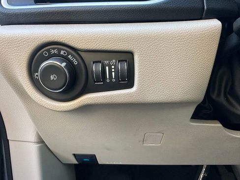 Used 2024 Chrysler Pacifica Touring-L image 31