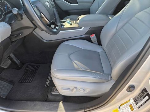 Used 2021 Toyota Highlander XLE image 19