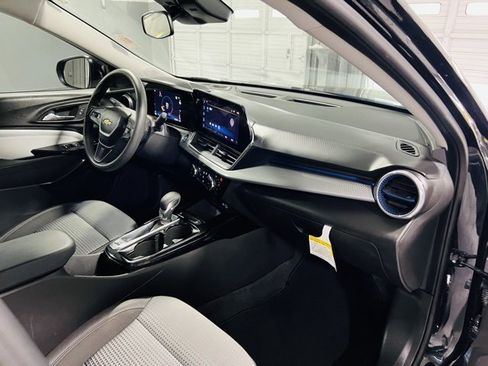 Used 2025 Chevrolet Trax LT image 33