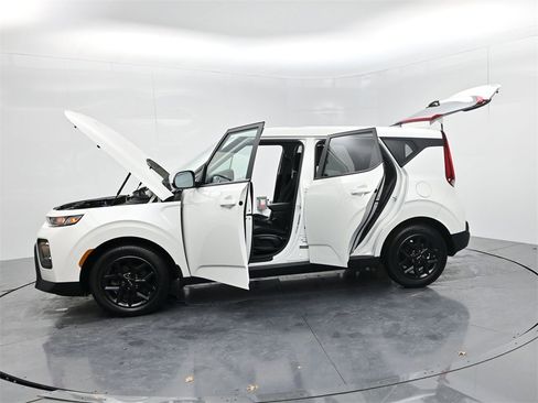 Certified 2022 Kia Soul LX w/ Technology Package image 52