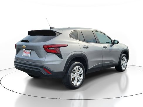 Used 2024 Chevrolet Trax LS w/ Driver Confidence Package FWD image 4
