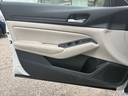 Used 2025 Nissan Altima 2.5 SV FWD image 18