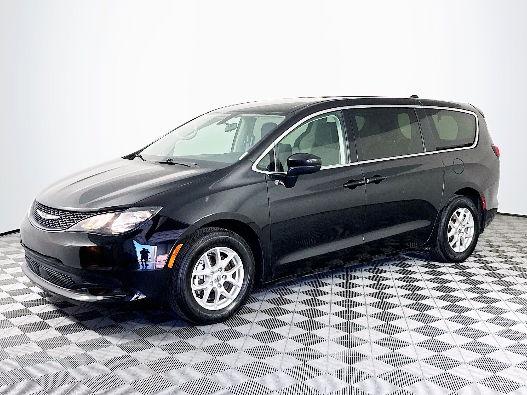Used 2022 Chrysler Voyager LX FWD image 4