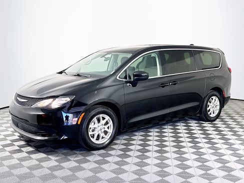 Used 2022 Chrysler Voyager LX FWD image 4