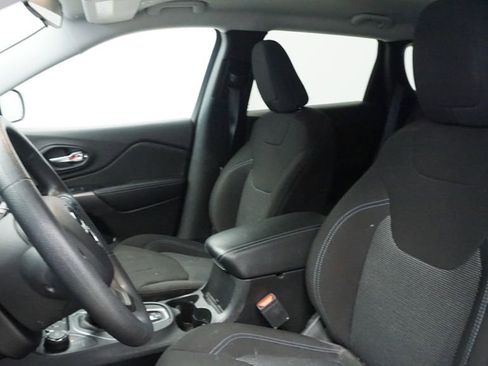 Certified 2019 Jeep Cherokee Latitude w/ Popular Appearance Group image 28