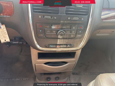 Used 2013 Chrysler Town & Country Touring FWD image 15