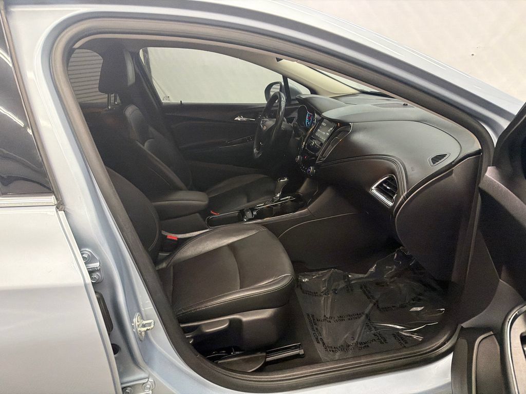 Used 2017 Chevrolet Cruze Premier FWD image 15