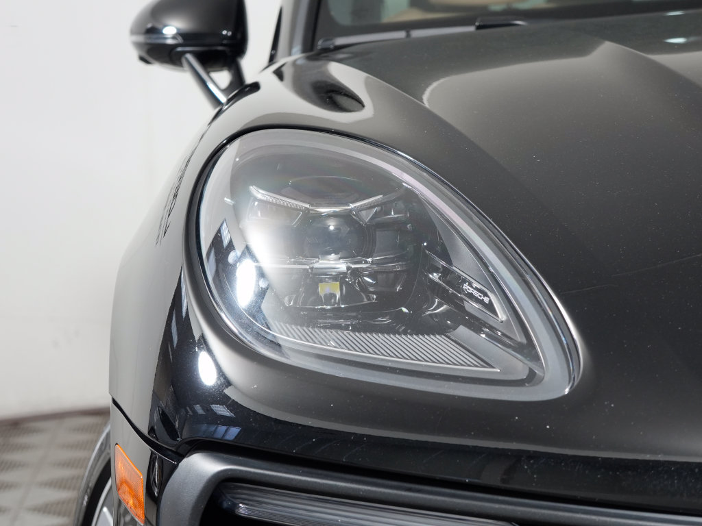 Certified 2024 Porsche Macan w/ Premium Plus Package AWD/4WD image 11