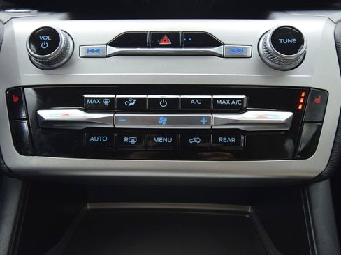 Used 2022 Ford Explorer XLT image 35