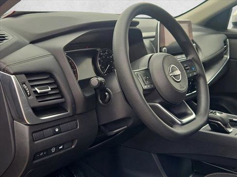 Used 2024 Nissan Rogue SV FWD image 10