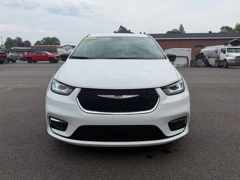 Used 2024 Chrysler Pacifica Touring-L FWD image 2