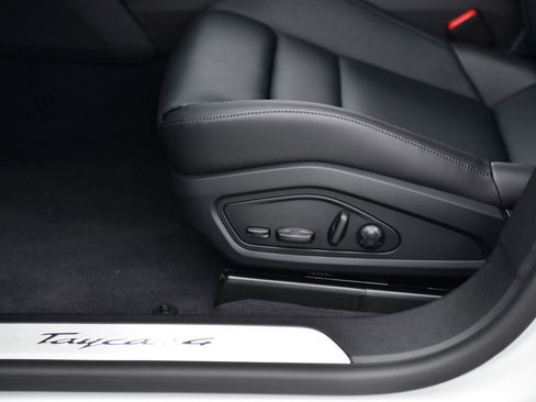 Used 2025 Porsche Taycan image 27