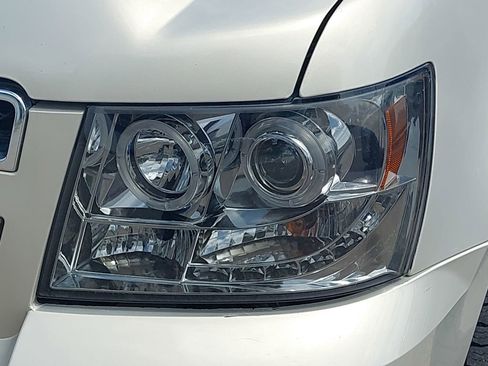 Used 2010 Chevrolet Suburban LS RWD image 26