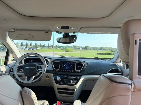 Used 2018 Chrysler Pacifica Limited w/ Advanced Safetytec Group FWD image 37