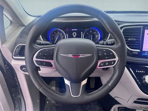 Certified 2023 Chrysler Pacifica Touring-L image 16
