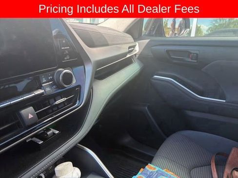 Used 2023 Toyota Highlander LE FWD image 9