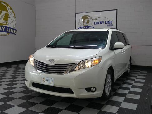 Used 2017 Toyota Sienna XLE image 4