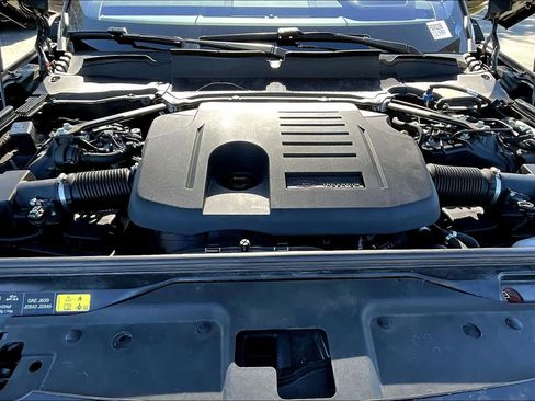 Used 2023 Land Rover Discovery Metropolitan Edition image 31