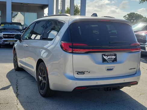 Used 2024 Chrysler Pacifica Limited w/ S Appearance Package FWD image 3