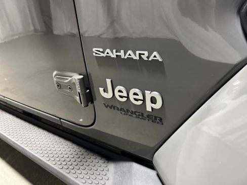 Used 2021 Jeep Wrangler Unlimited Sahara w/ Uconnect 4C Nav & Sound Group AWD/4WD image 7