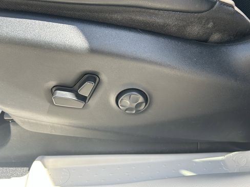 Used 2023 Chrysler Pacifica Limited FWD image 15