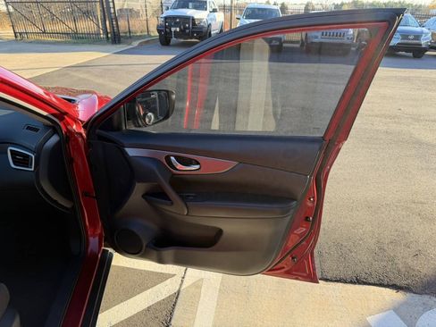Used 2016 Nissan Rogue SV FWD image 15