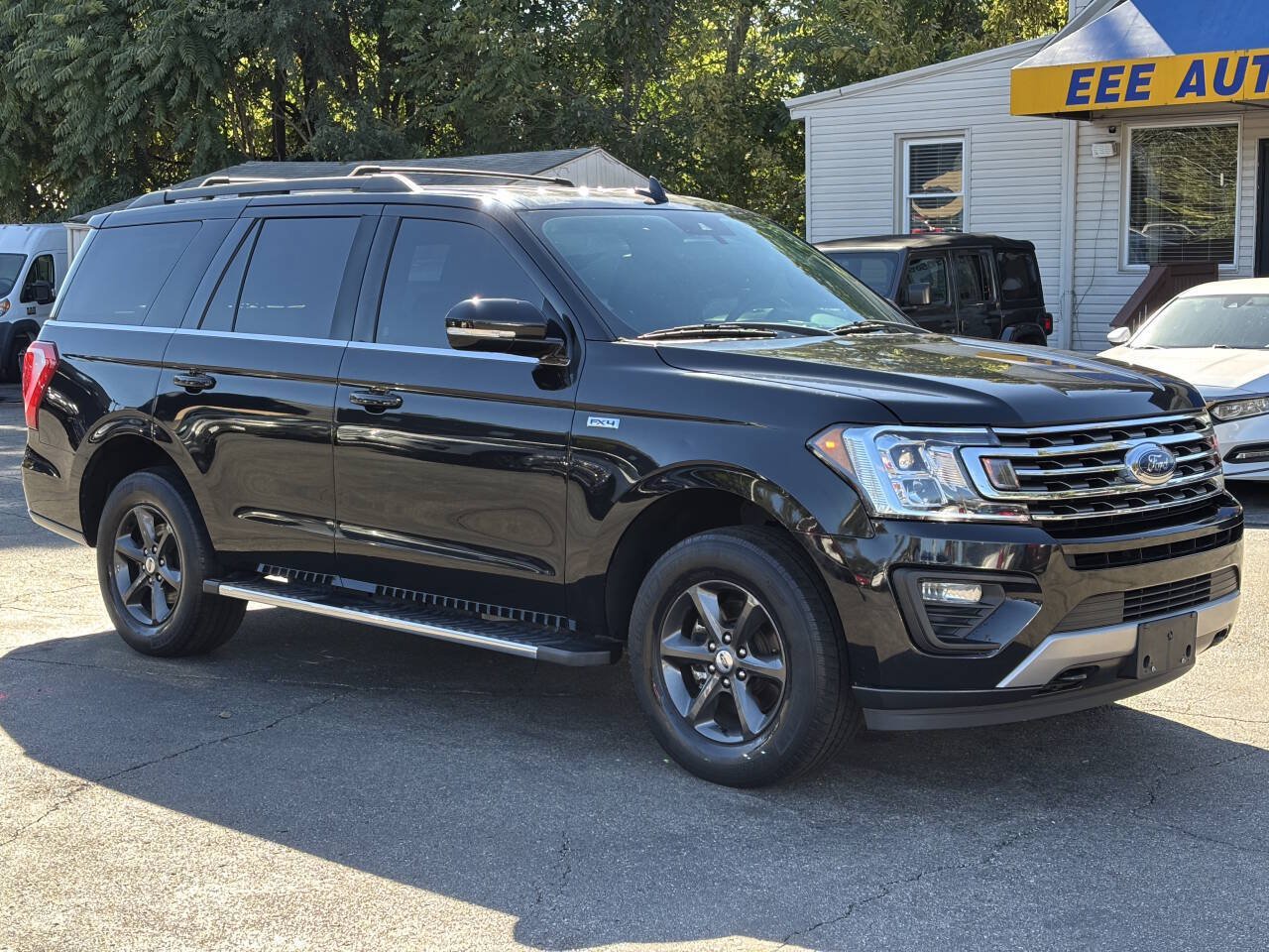 Used 2018 Ford Expedition XLT w/ Equipment Group 202A AWD/4WD image 2
