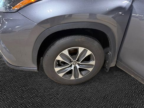 Used 2023 Toyota Highlander XLE image 11