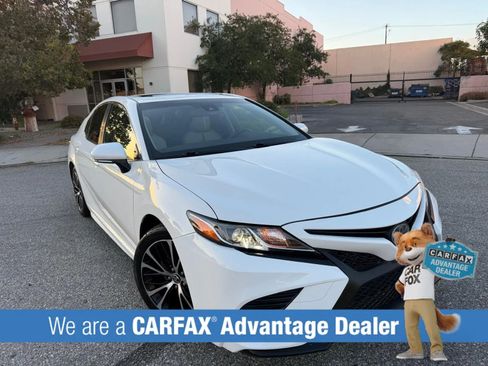 Used 2018 Toyota Camry SE w/ Moonroof Package FWD image 2