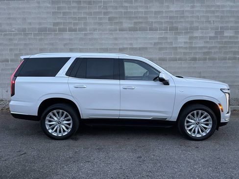 Used 2025 Cadillac Escalade Luxury image 3