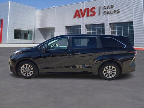 Used 2025 Toyota Sienna LE image 11