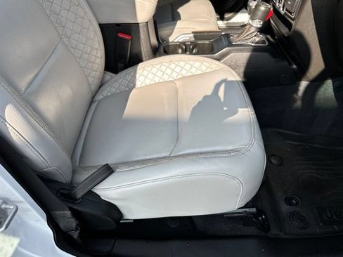 Used 2022 Jeep Wrangler Unlimited Sahara AWD/4WD image 15