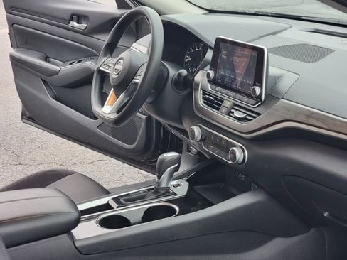 Used 2024 Nissan Altima 2.5 SV image 25