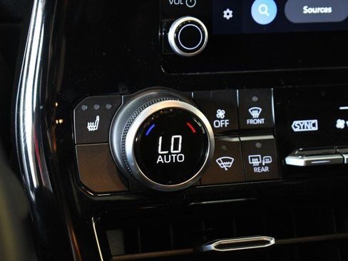 Used 2023 Toyota Highlander XLE AWD/4WD image 40
