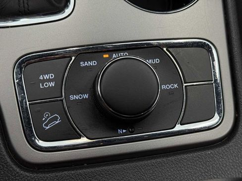 Used 2019 Jeep Grand Cherokee Laredo image 52